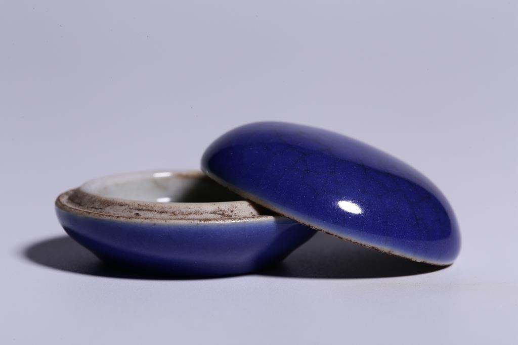 A BLUE GLAZED PORCELAIN INK PASTE CASE WITH LID: Dimension: H 2 cm, Diam 4.2 cm. Weight: 34.3 g. All measurements are approximate.