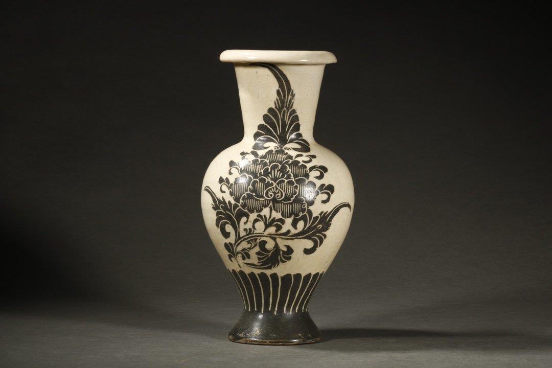 A CIZHOU WARE FLOWER DECORATED PORCELAIN VASE: Dimension: H 27 cm, Diam 14.5 cm. All measurements are approximate.