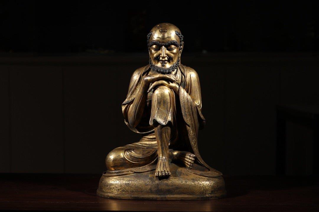 A GILT BRONZE BUDDHIST MASTER FIGURE STATUE: Dimension: H 30 cm. All measurements are approximate.