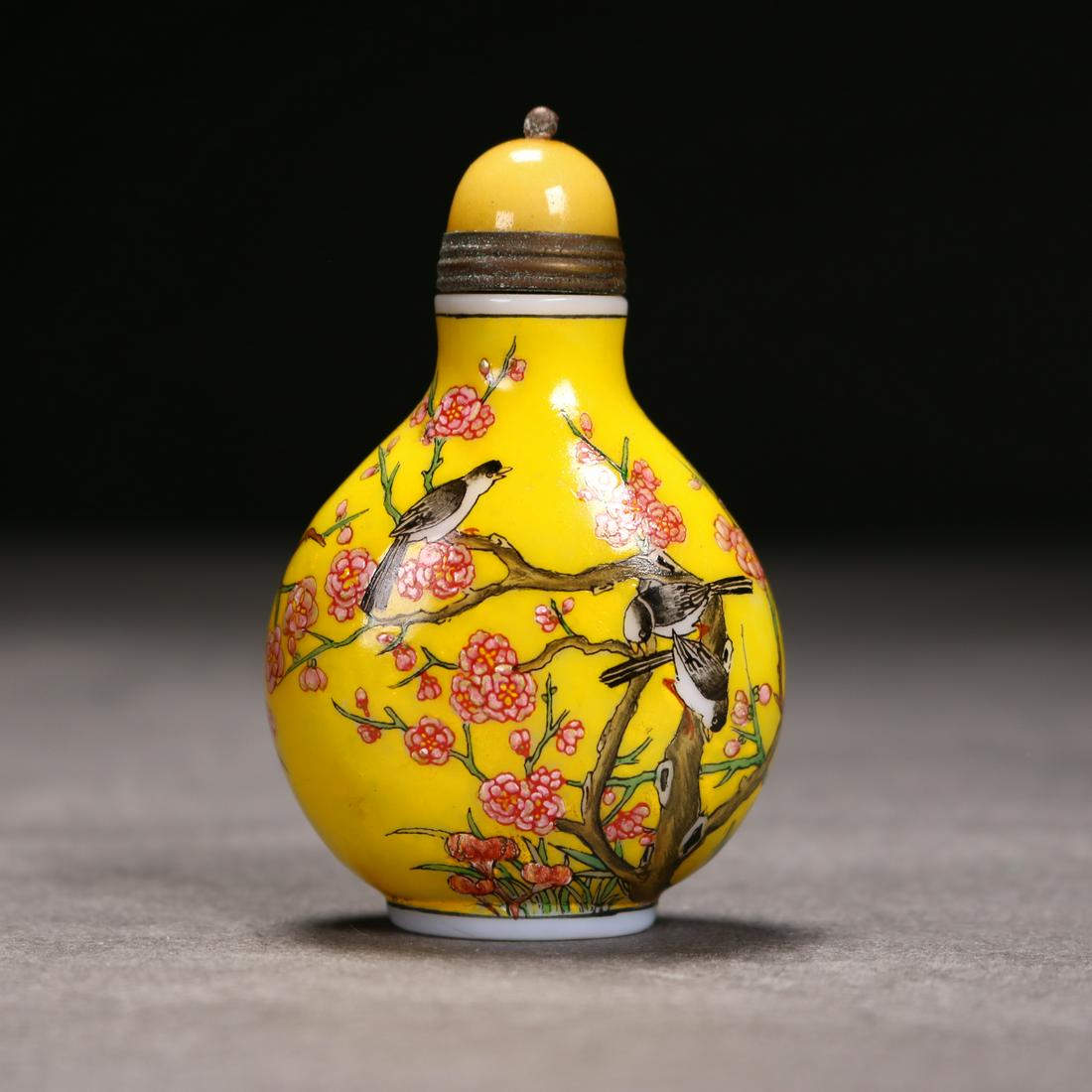 A Painted Glass Snuff Bottle, Qian Long Mark. (1 of 4)