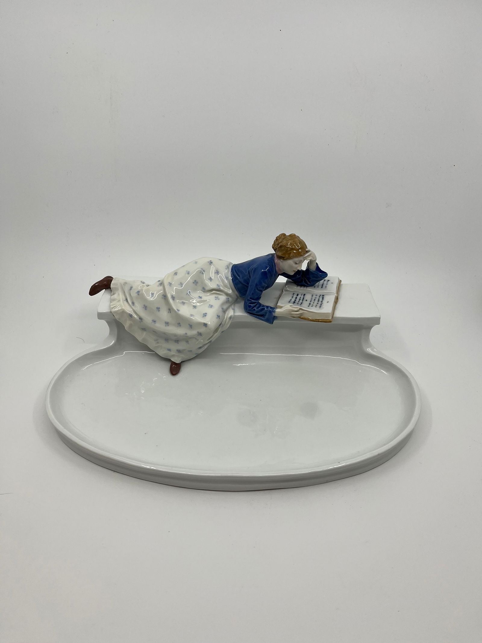 Antique Meissen Figure of Girl reading a book by Hentschel (1 of 5)