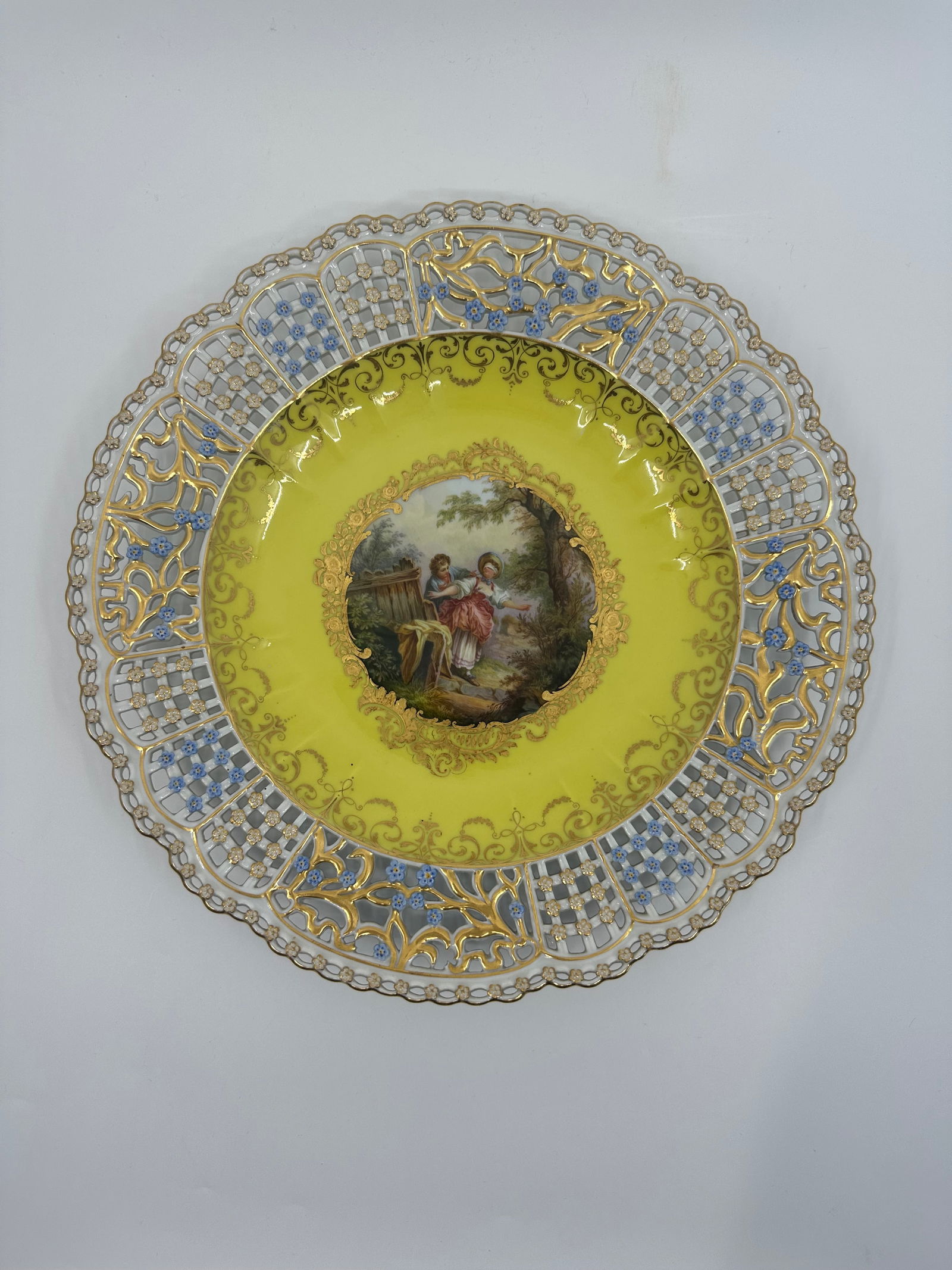 ANTIQUE MEISSEN PORCELAIN YELLOW-BLUE GROUND RETICULATED CABINET PLATE (1 of 3)