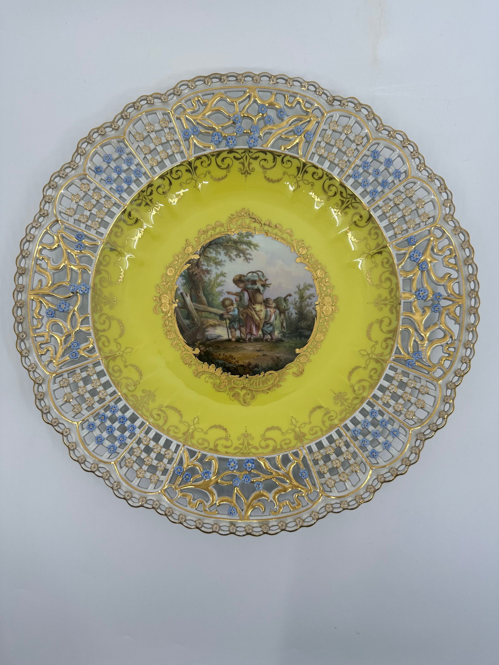 ANTIQUE MEISSEN PORCELAIN YELLOW-BLUE GROUND RETICULATED CABINET PLATE (1 of 3)