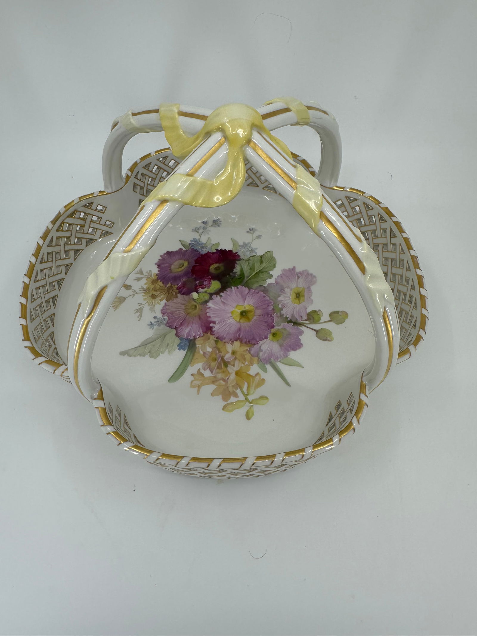 ANTIQUE BERLIN KPM WEICHMALEREI RETICULATED BASKET (1 of 8)