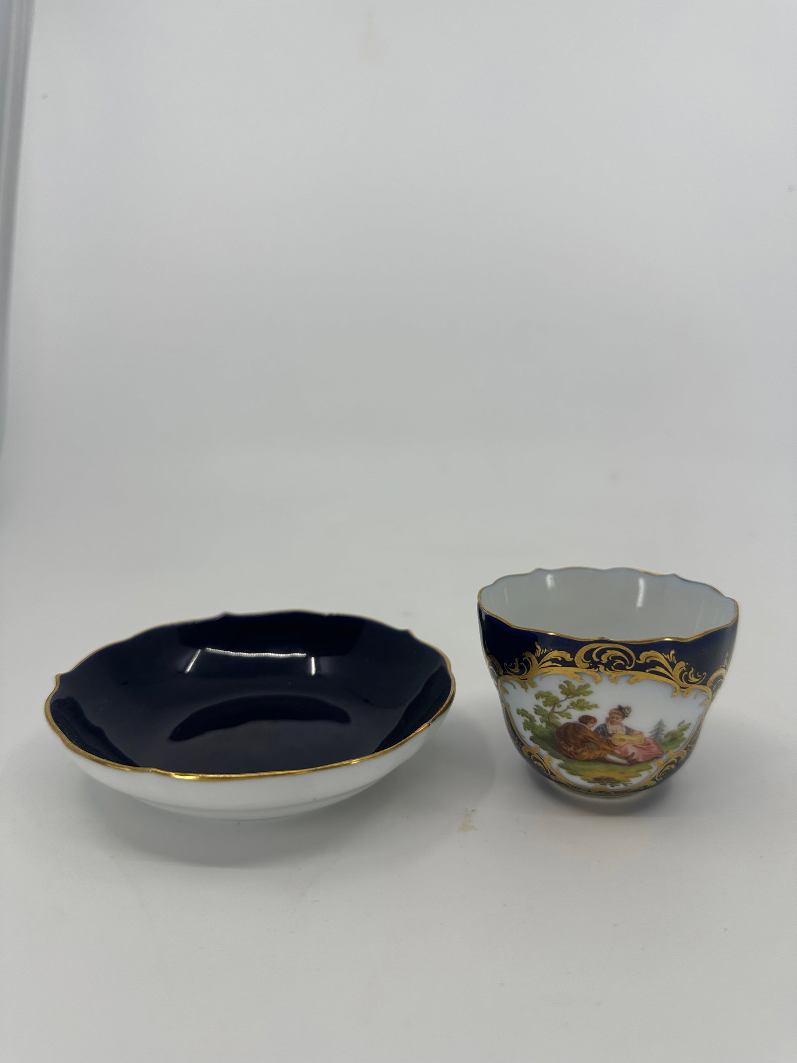 Meissen Antique Gold Flower Pattern Cobalt Mocha Cup & Saucer: DescriptionLate 19 th century Width:11 cm (4.4 in)Height:6 cm (2.4 in)Depth:11 cm (4.4 in)ConditionExcellent condition, no chips or cracks.