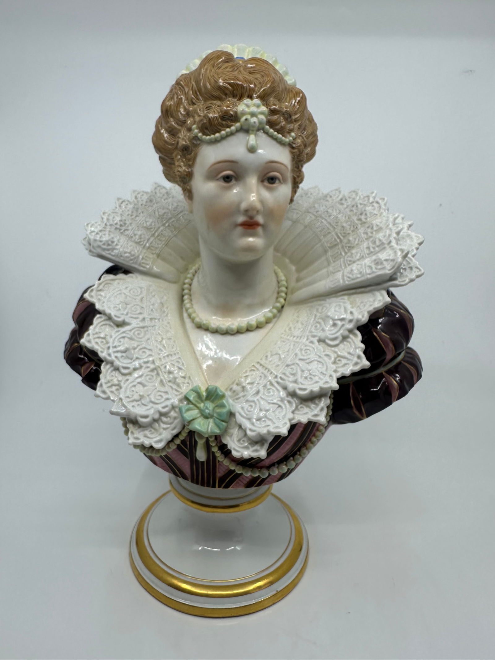 Antique Meissen Painted Porcelain Bust of Elizabeth I (1 of 8)