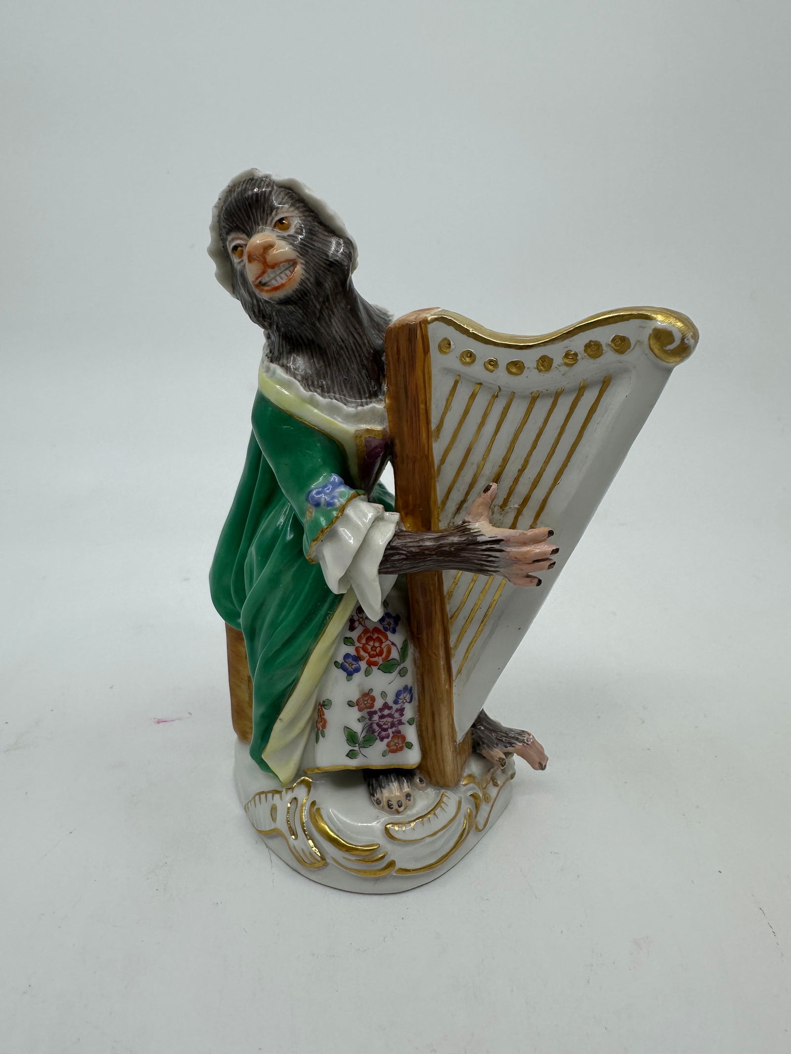 Meissen porcelain monkey band figure: DescriptionMeissen porcelain monkey band figure. 20th century. scroll molded base with gilt edges. Blue crossed swords mark under glaze on base. Playing harp: 5.5" x 2 3/4".Condition. Excellent condit