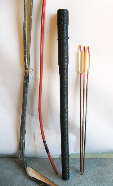 Japanese Lacquer Bow w/ woven basket quiver - 2