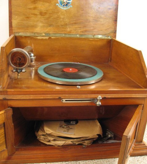 French Pathe Phonograph in Walnut case, c.1900, - 7
