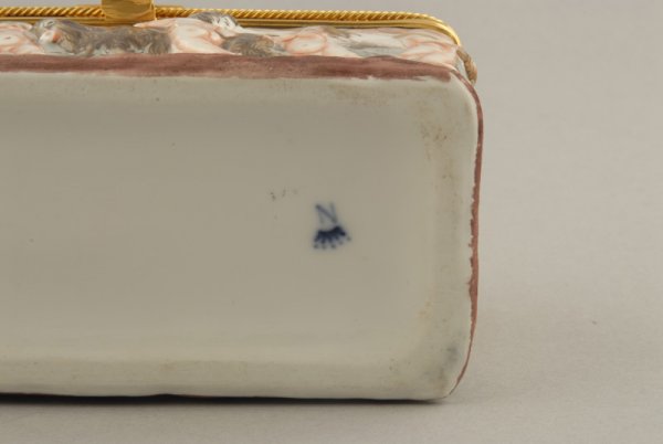 A Capo-di-Monte Lidded Box, mounted in gilt metal - 3