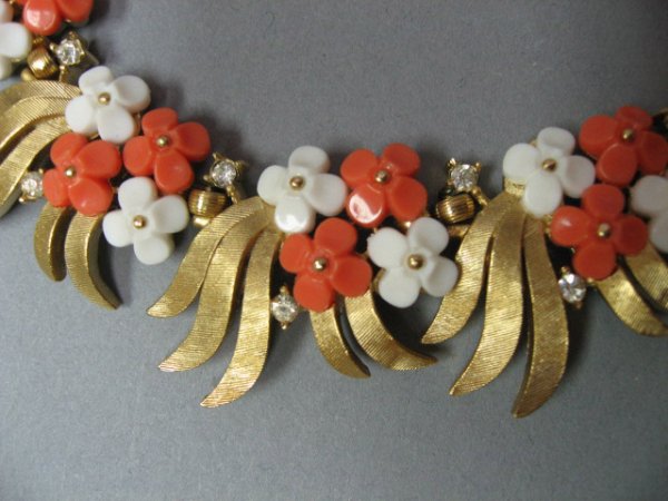 Floral Faux Coral and Gold Metal Necklace - 3