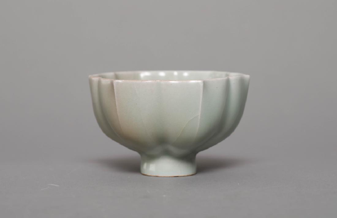 LONG QUAN KILN FLOWER PATTERN WARE (1 of 9)
