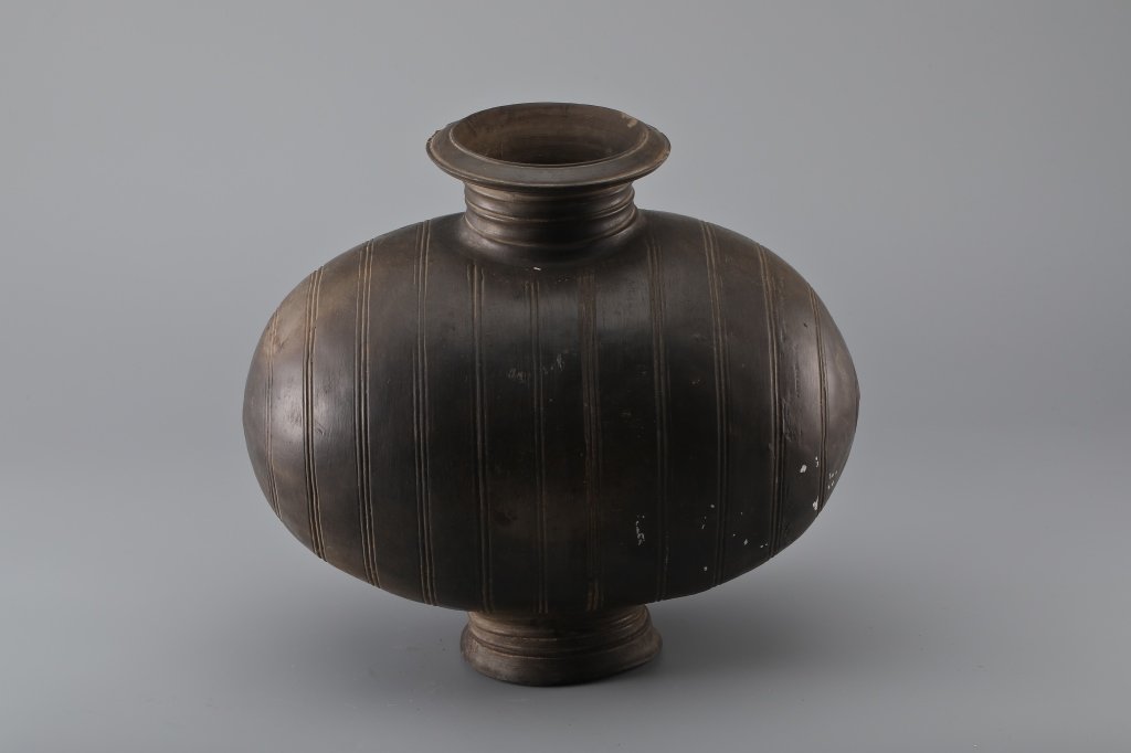 GREY POTTERY COCOON PATTERN POT,HAN DYNASTY (1 of 10)