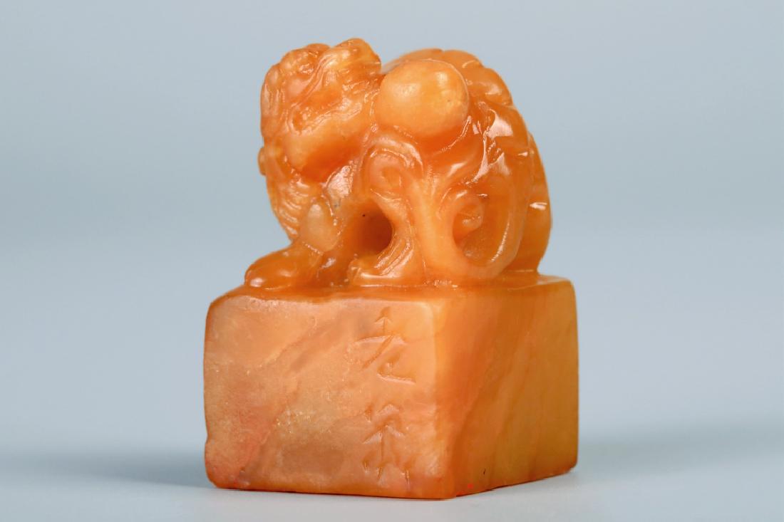 SHOU SHAN TIANHUANG STONE SEAL: Shou Shan Tianhuang stone seal: Length 2.8cm, Width 2.8cm, Height 4.5cm, Weight 67g