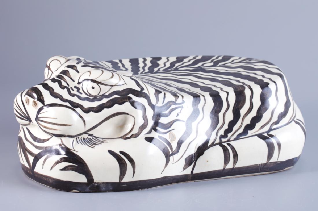 Cizhou kiln tiger shaped pillow (1 of 9)