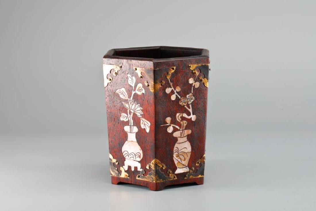 Rosewood seashell with a rich six-sided pen holder Late: Height: 17cm Diameter: 15.5cm
