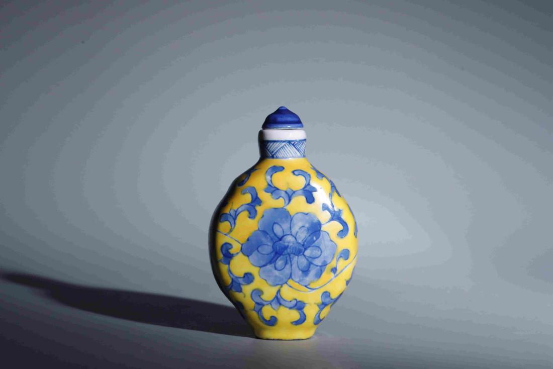 YELLOW GLAZED SNUFF BOTTLE WITH PEONY PATTERN (1 of 5)