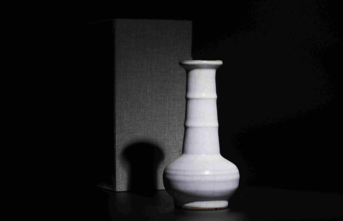 LONGQUAN KILN SPIRAL PATTERN BOTTLE: Longquan kiln spiral pattern bottle: Height: 8.5cm, Caliber: 5.5cm, Belly width: 9.5cm