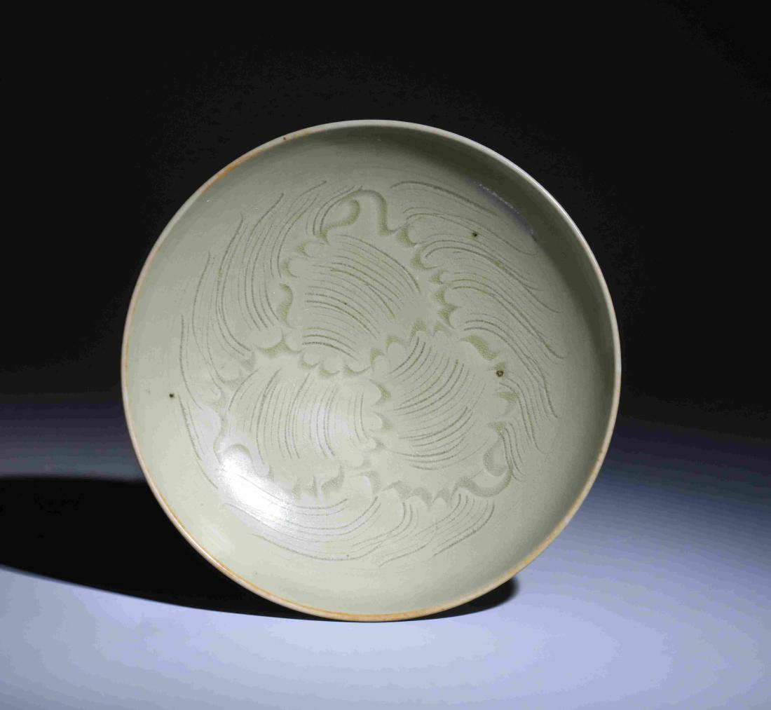 YAOZHOU KILN ENGRAVED PATTERN PLATE (1 of 6)