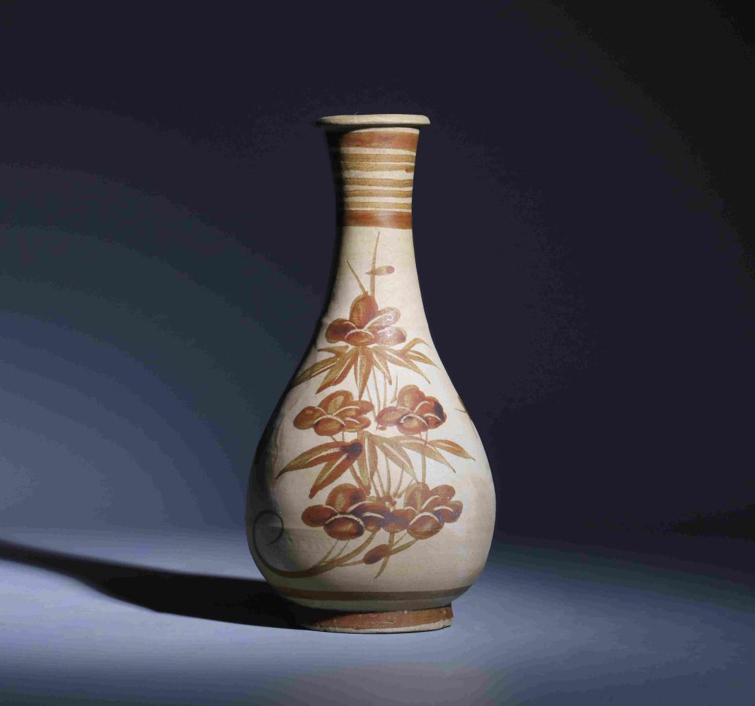 JIZHOU KILN PAINTED FLOWER AND BIRD BOTTLE: Jizhou kiln painted flower and bird bottle. Height: 15.5CM caliber 3.5CM belly 7.5CM Estimate: 900~1500 Starting price: 200