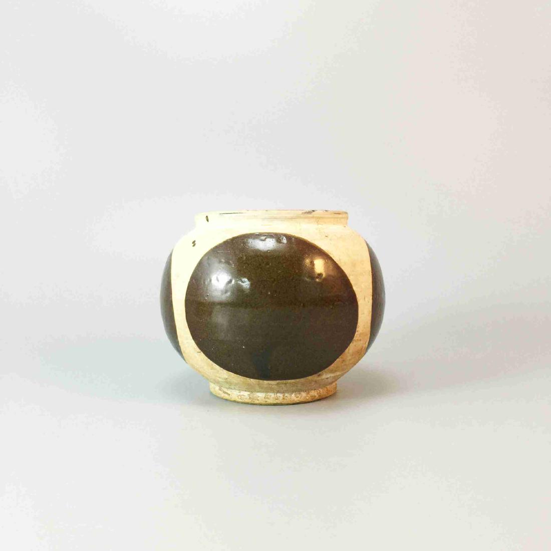 CIZHOU KILN WHITE GLAZE BROWN POT (1 of 7)