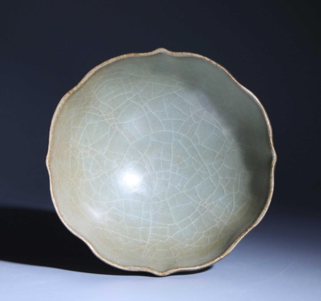 LONGQUAN KILN FLOWER MOUTH DECORATION (1 of 6)