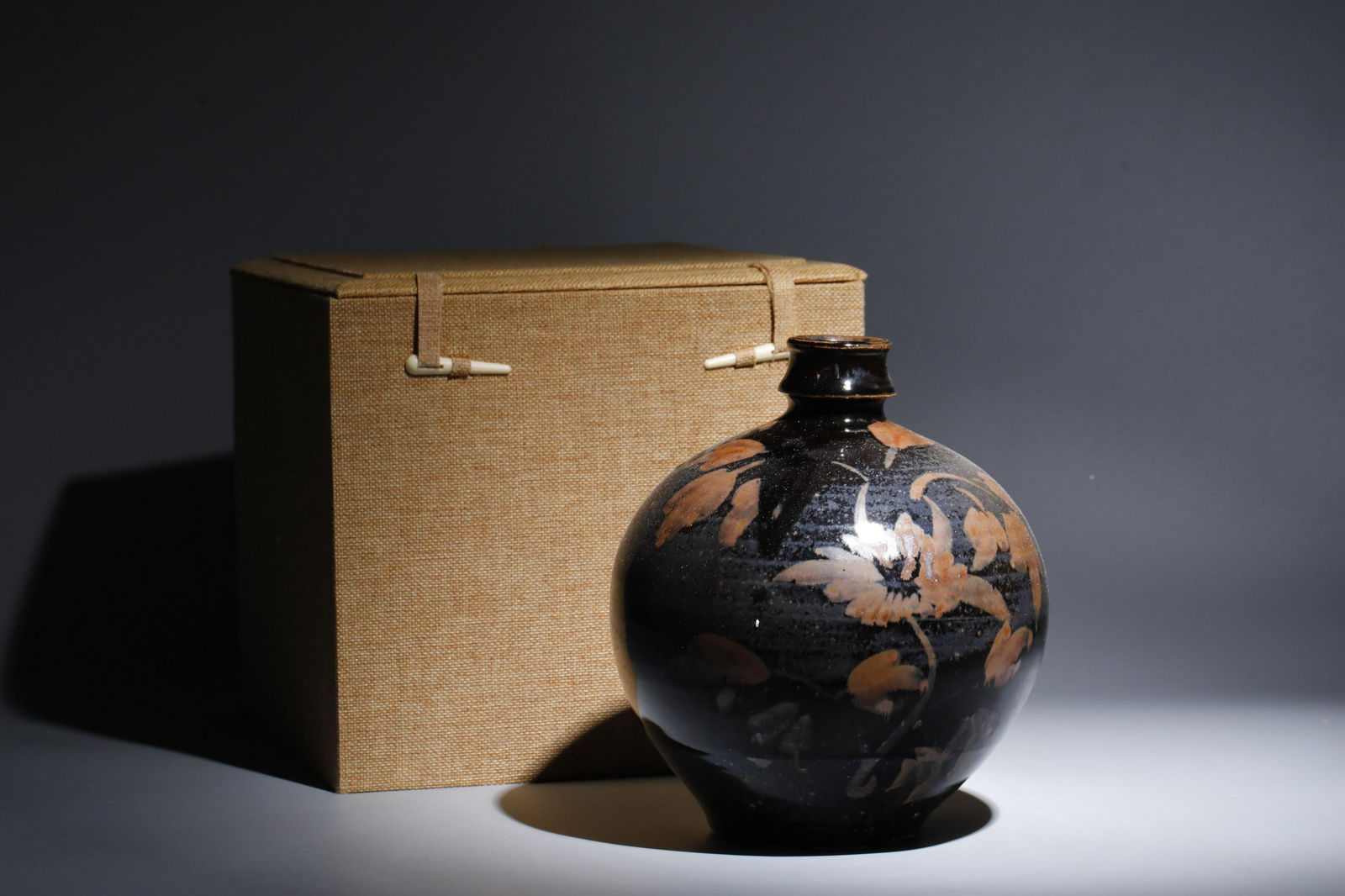 A Cizhou Kiln Black Glazed Flower Pattern Bottle (1 of 7)