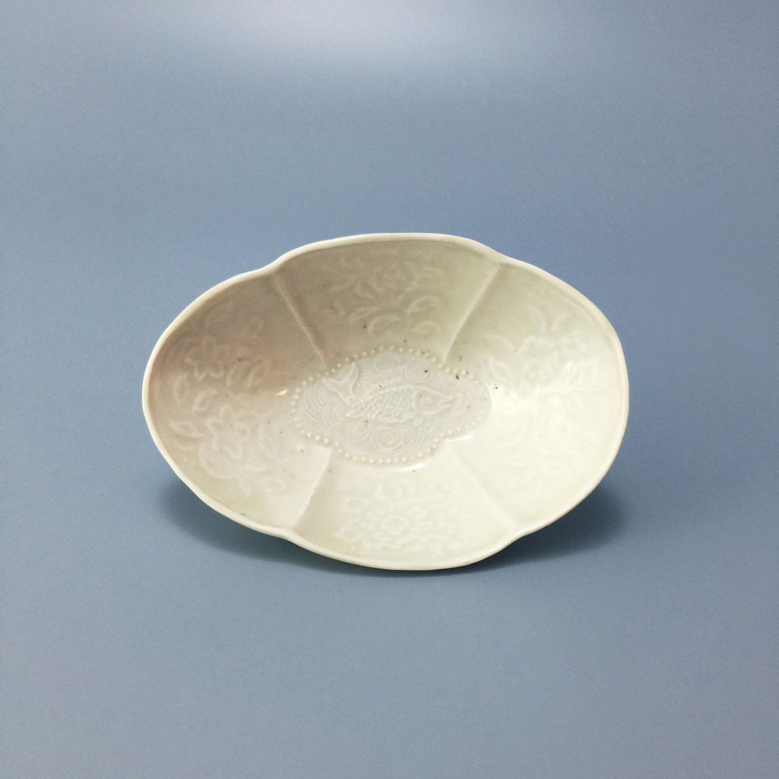 A Begonia-shaped cup with fish pattern design, Ding (1 of 6)