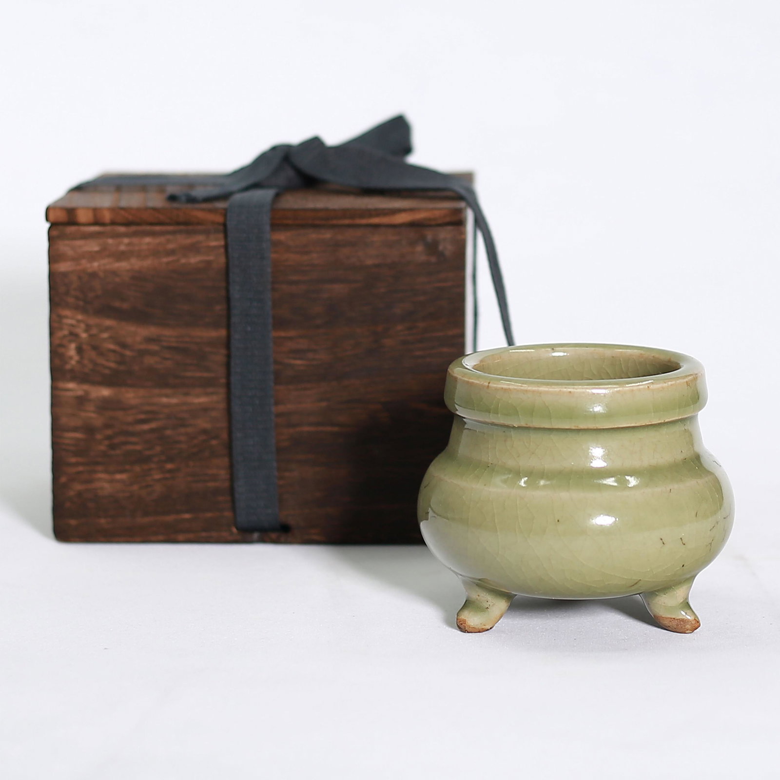 Yao Zhou Kiln Three-legged Incense Burner in Soft Gray: H:9.6cmï¼ŒWideï¼š11cmï¼ŒDiamï¼š8.9cm
