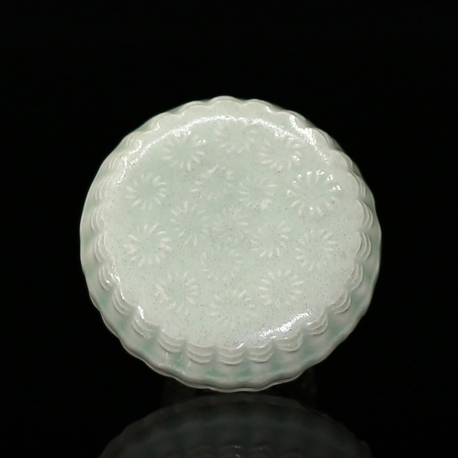 A Tianbai Glazed Pomander: Diamï¼š8.2cmï¼ŒHï¼š4.4cm