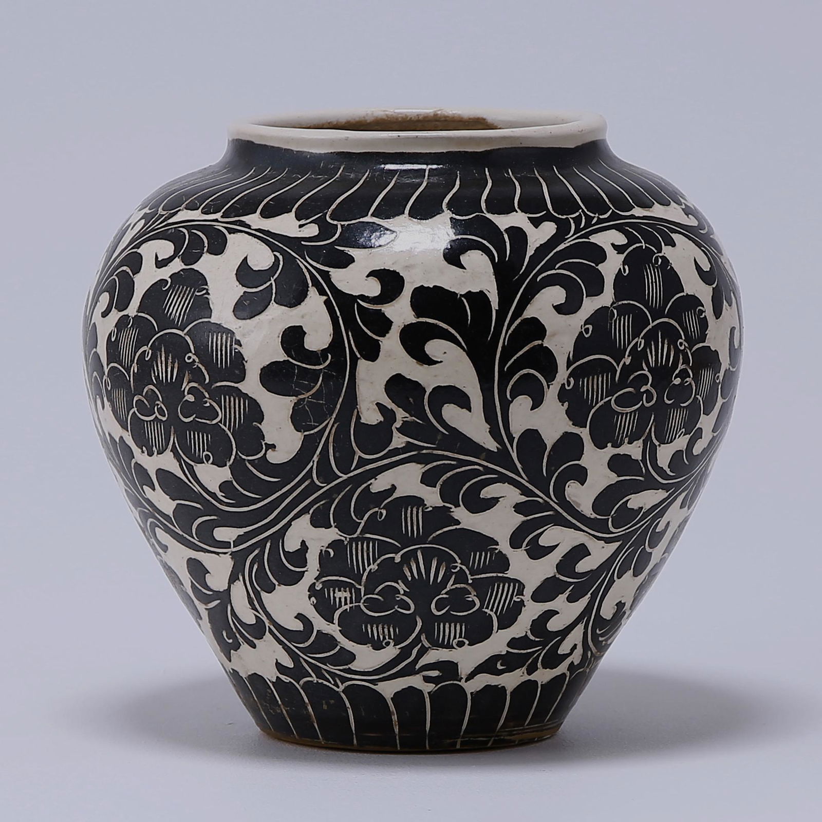 Cizhou kiln black glaze flower picking jar (1 of 5)