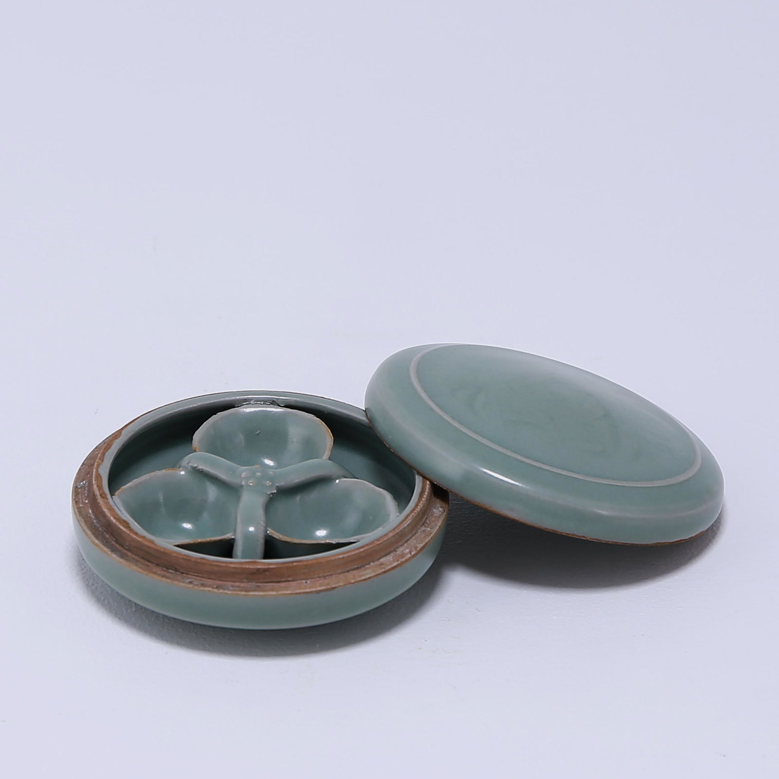 Longquan Kiln Celadon Engraved Flower Powder Box (1 of 6)