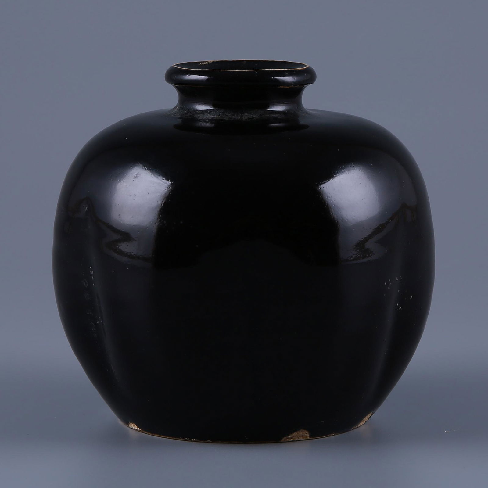Cizhou kiln black-glazed melon-shaped vase (1 of 7)