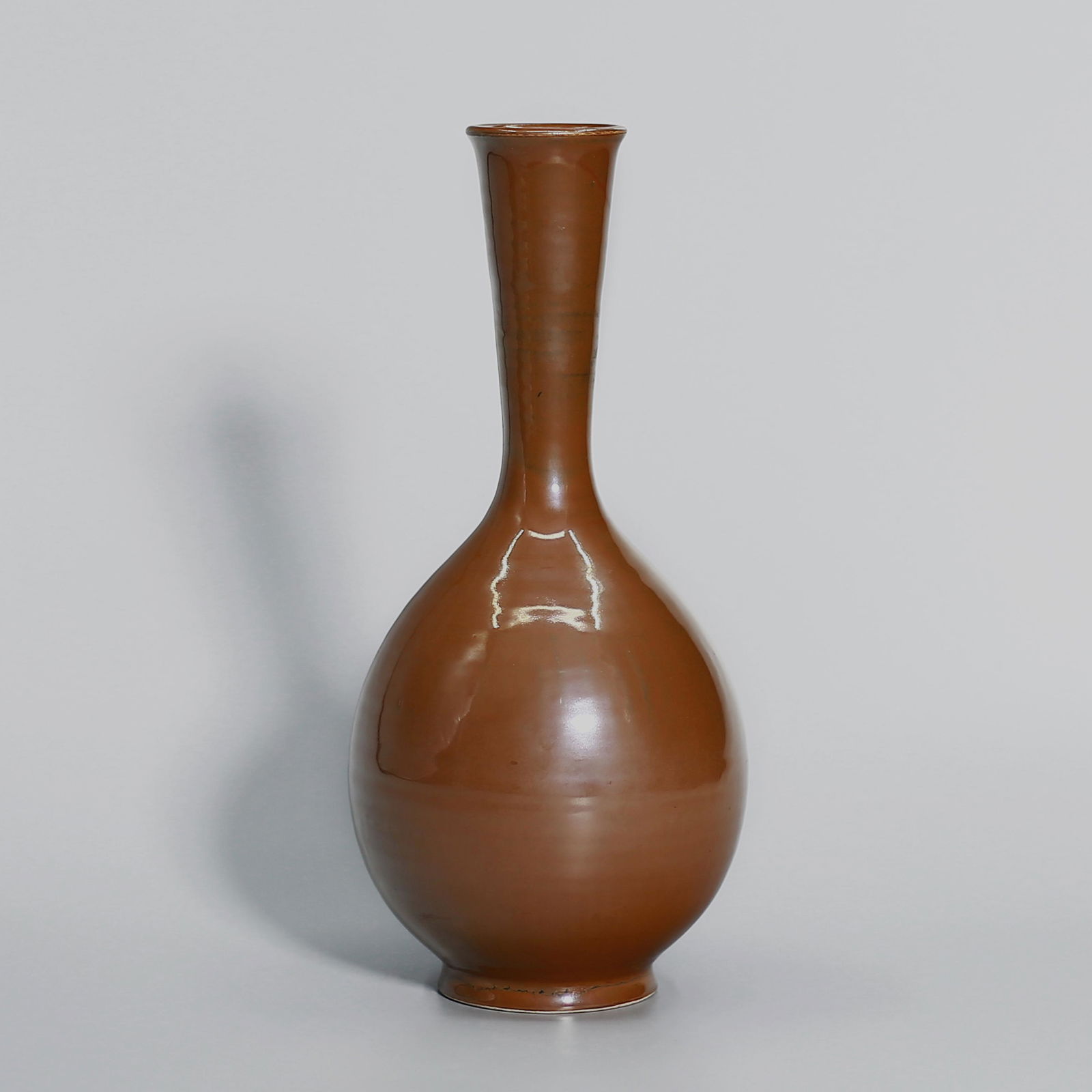Ding Kiln Red Glazed Long Neck Bottle: H:31.1cmï¼ŒWï¼š14.1cmï¼ŒDï¼š5.7cm
