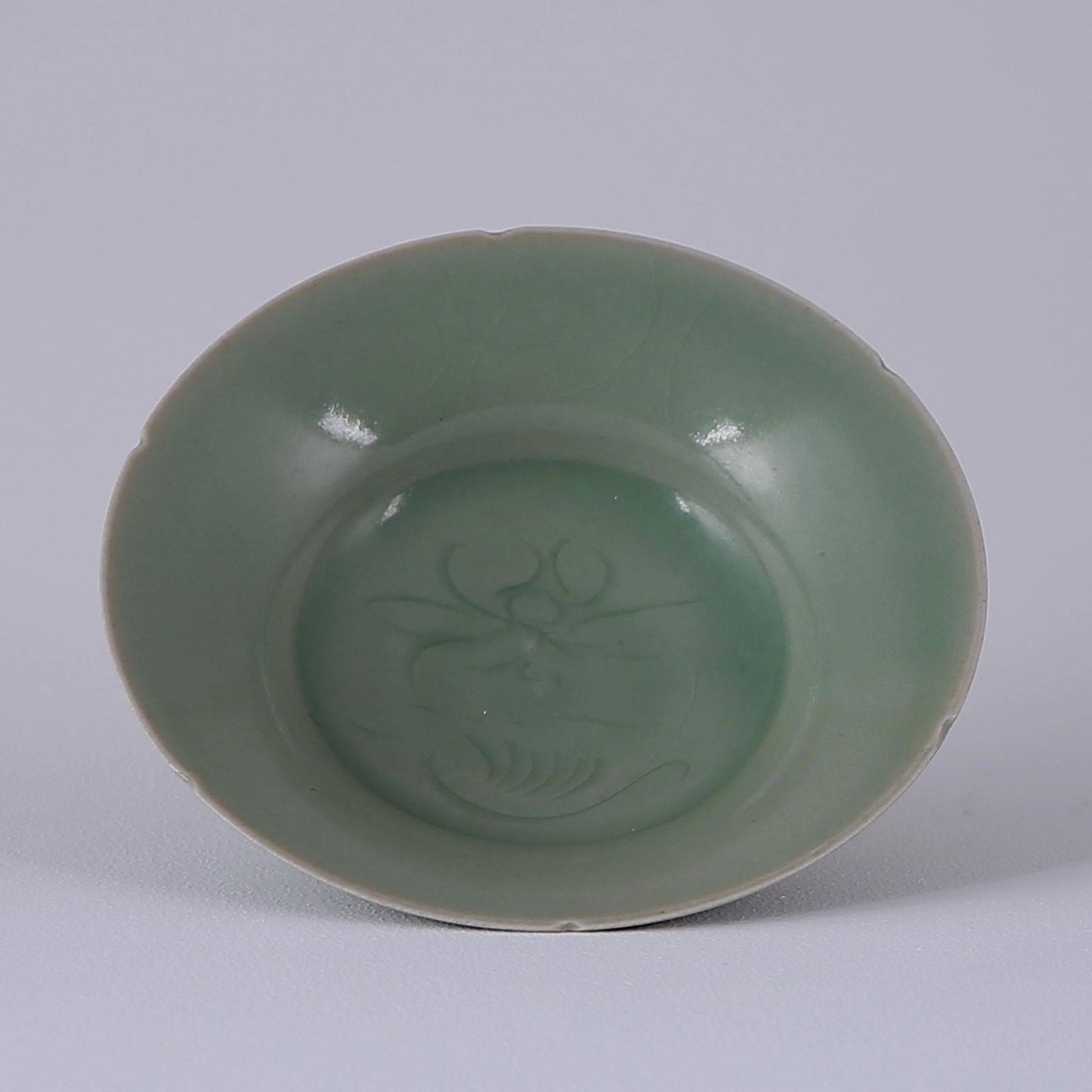 Longquan kiln celadon carved sunflower plate (1 of 5)