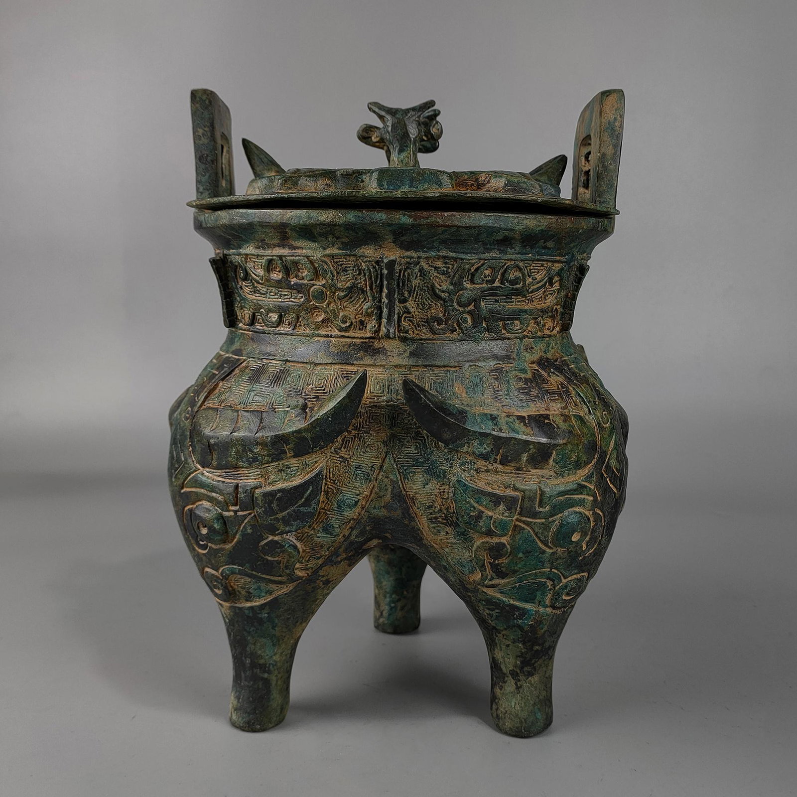 Shang and Zhou Bronze Liding: H:24.5cm, W:18cm; Wgt:2.8kg