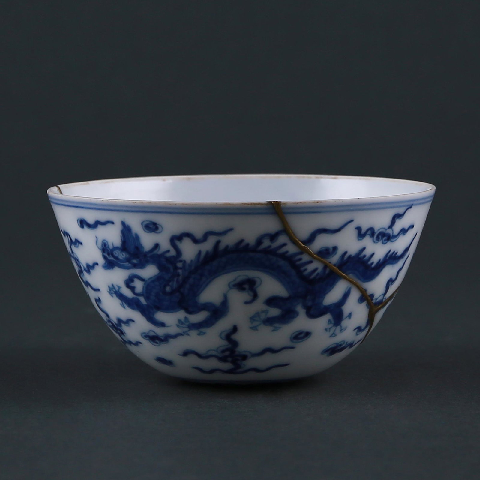 Ming Dynasty blue and white dragon and phoenix tumbler: Dia:8.0cm,H:4.1cm