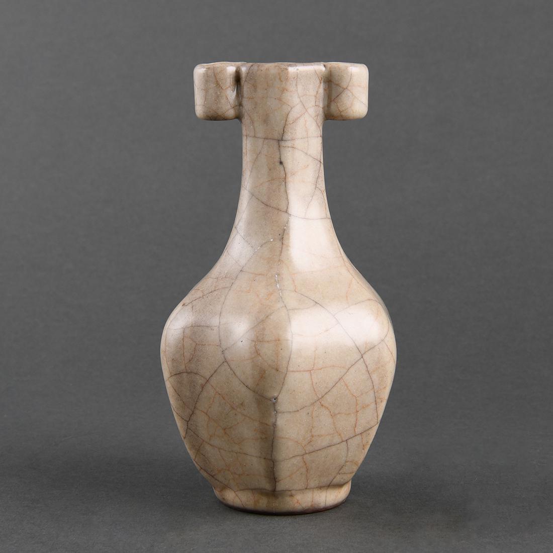 A FINE GE-TYPE FACETED ARROW VASE (1 of 9)