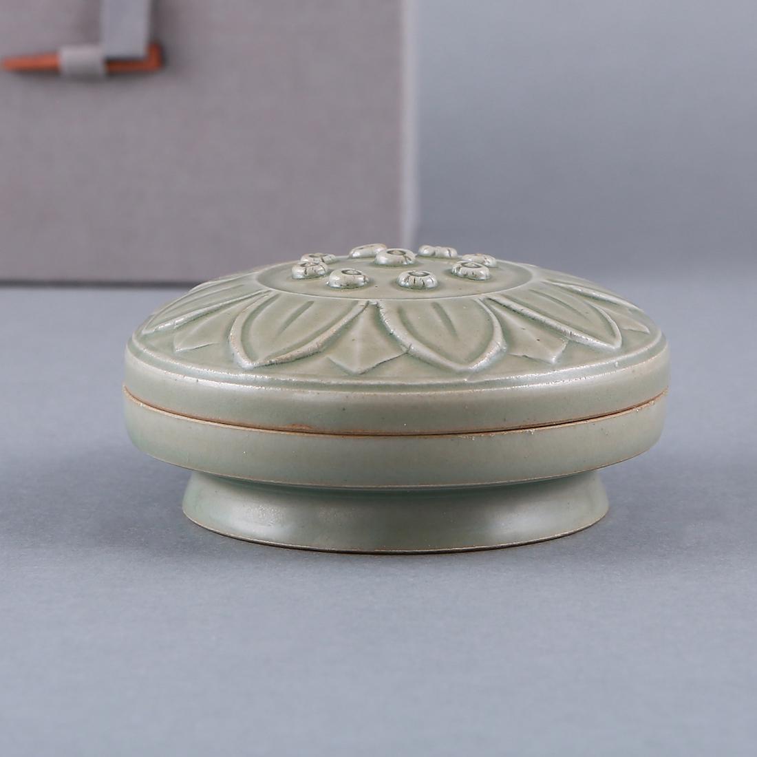 A YUE 'LOTUS' COSMETIC BOX AND COVER (1 of 8)