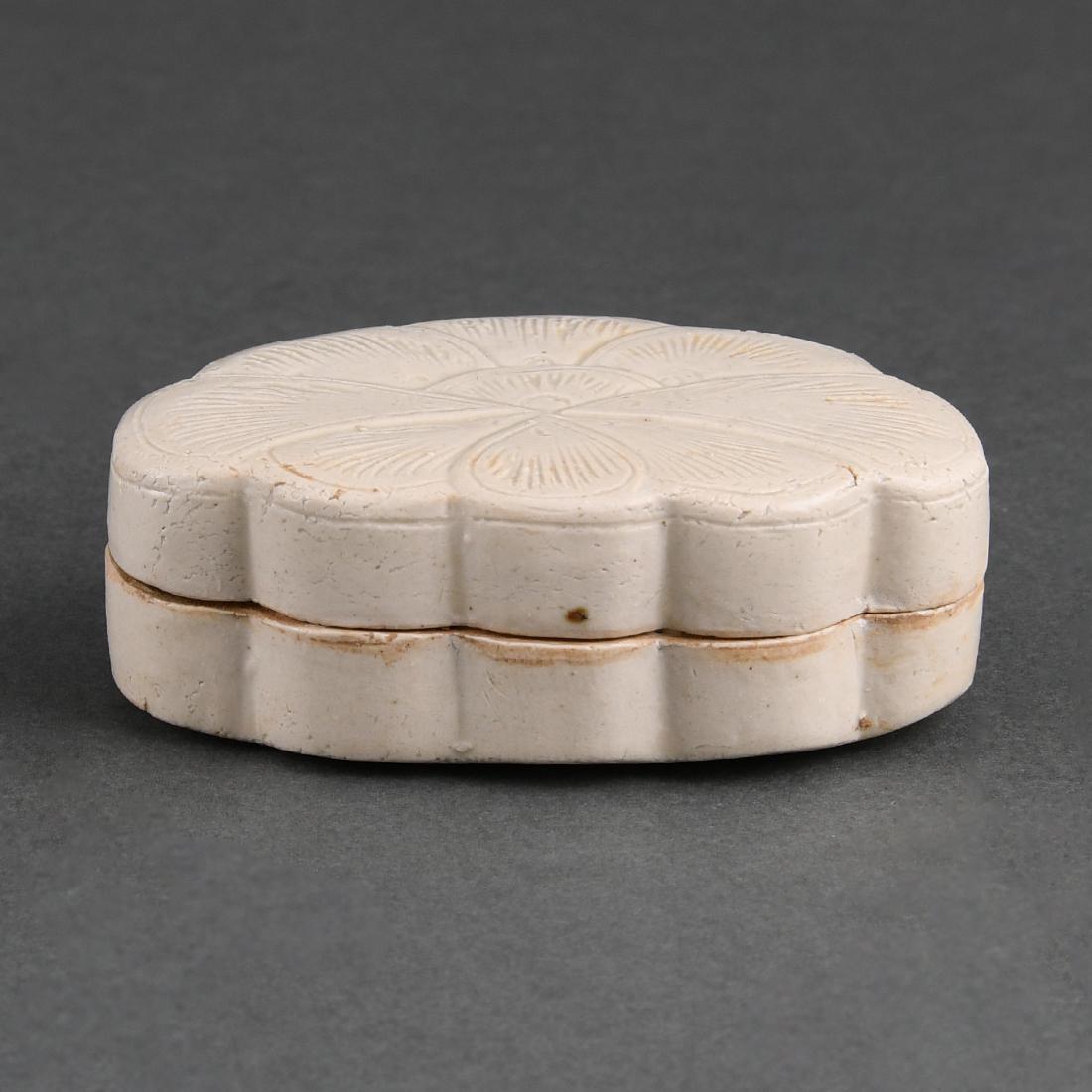 A RARE 'DING' LOBED BOX AND COVER: A RARE 'DING' LOBED BOX AND COVERW:8.8c, H:3.2cmOf stylised flower shape, the straight-sided lobed box rising to a flat rim, the straight-sided cover of matching section, covered inside and out save t
