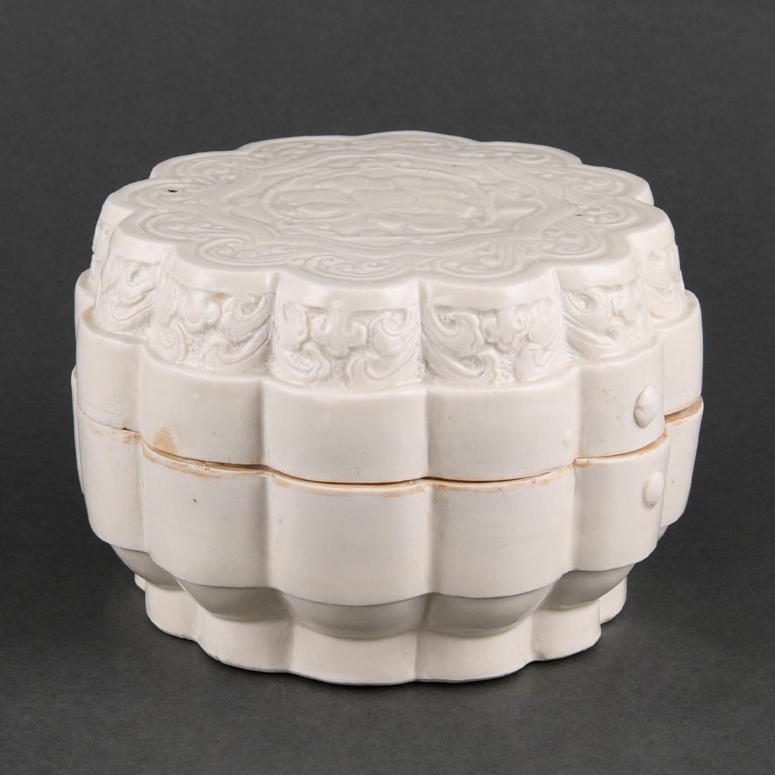 A CARVED 'DING' 'FLORAL' BOX AND COVER (1 of 8)