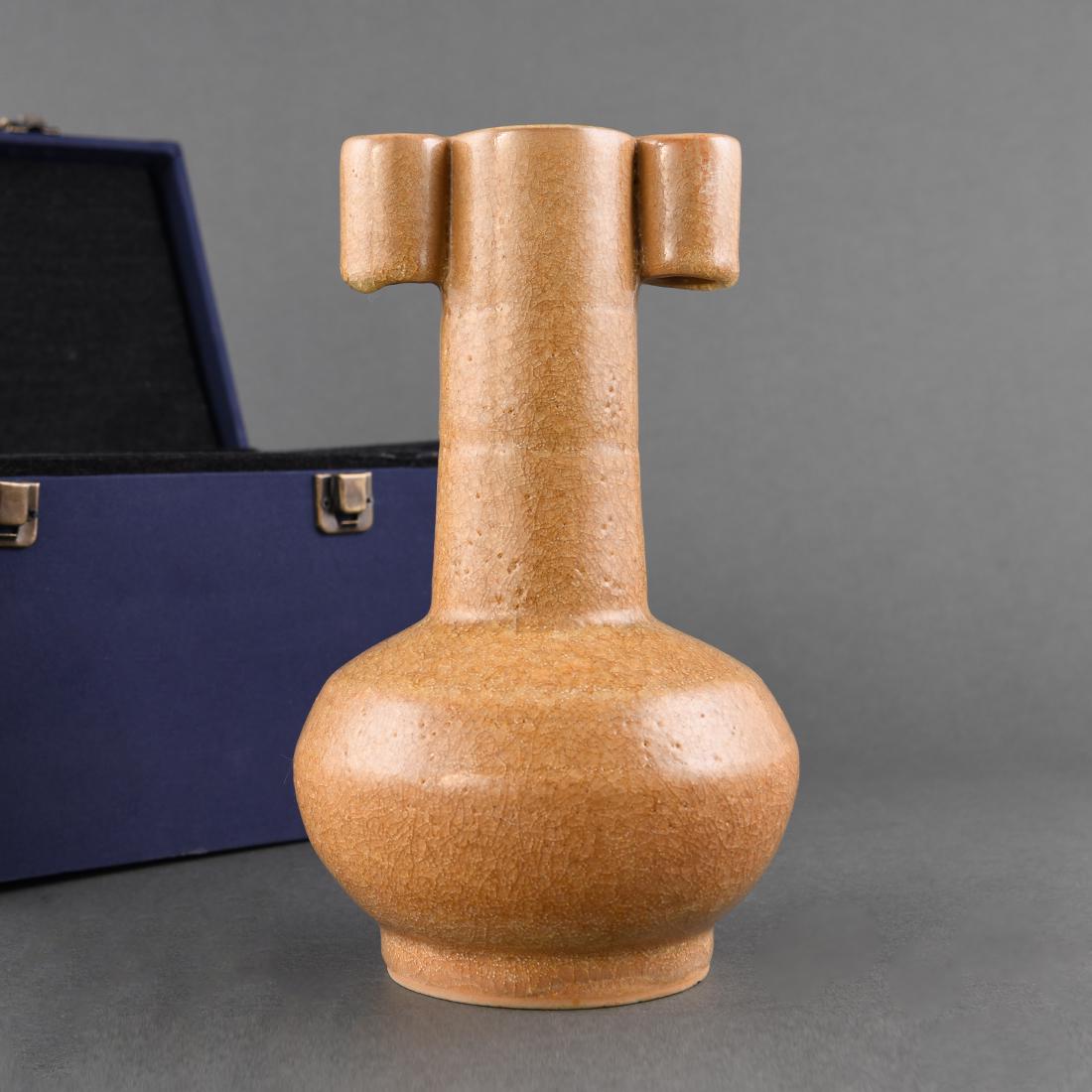 A RARE LONGQUAN GUAN-TYPE ARROW VASE (1 of 8)