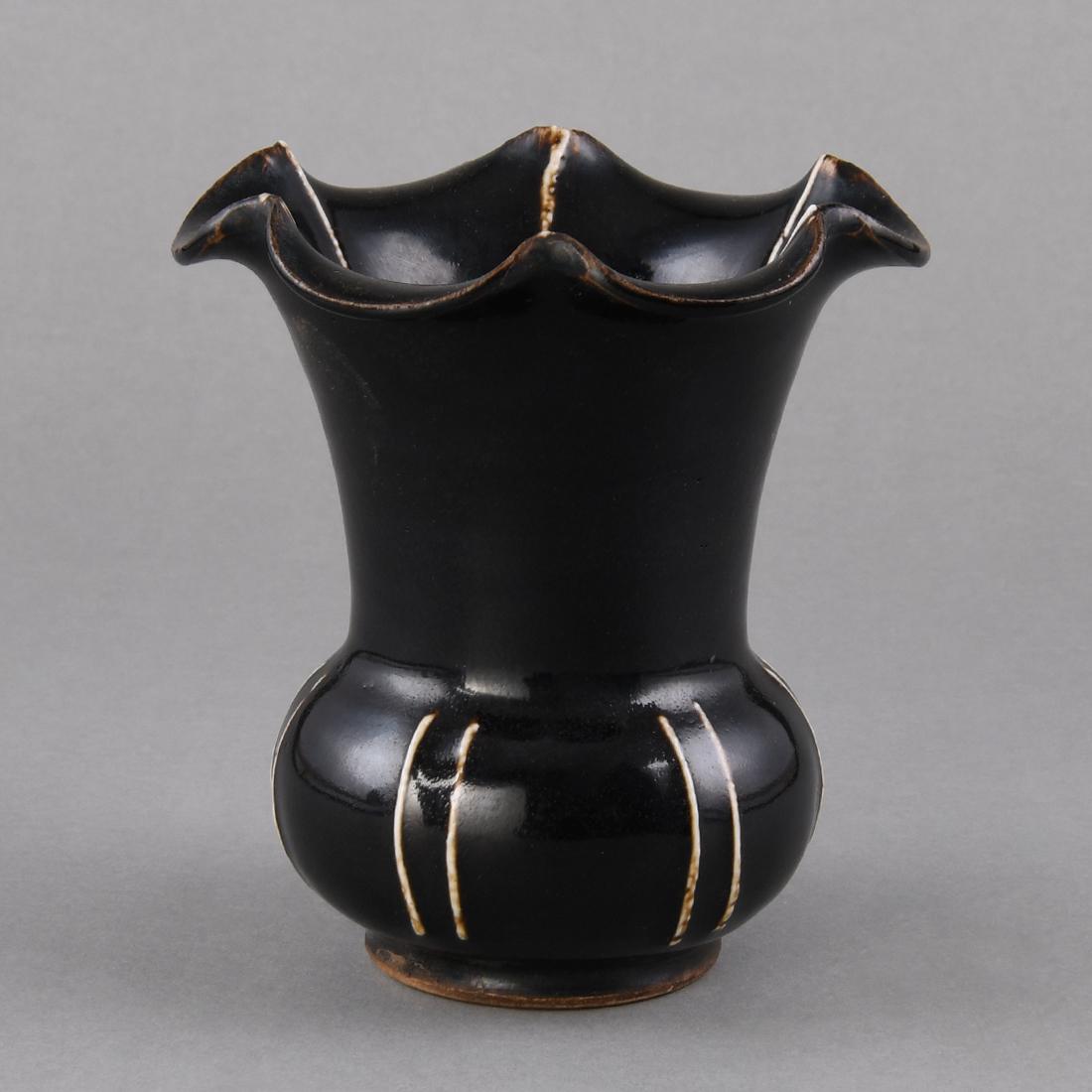 A BLACK-GLAZED 'RIBBED' FOLIATE-RIM VASE, ZUN (1 of 8)