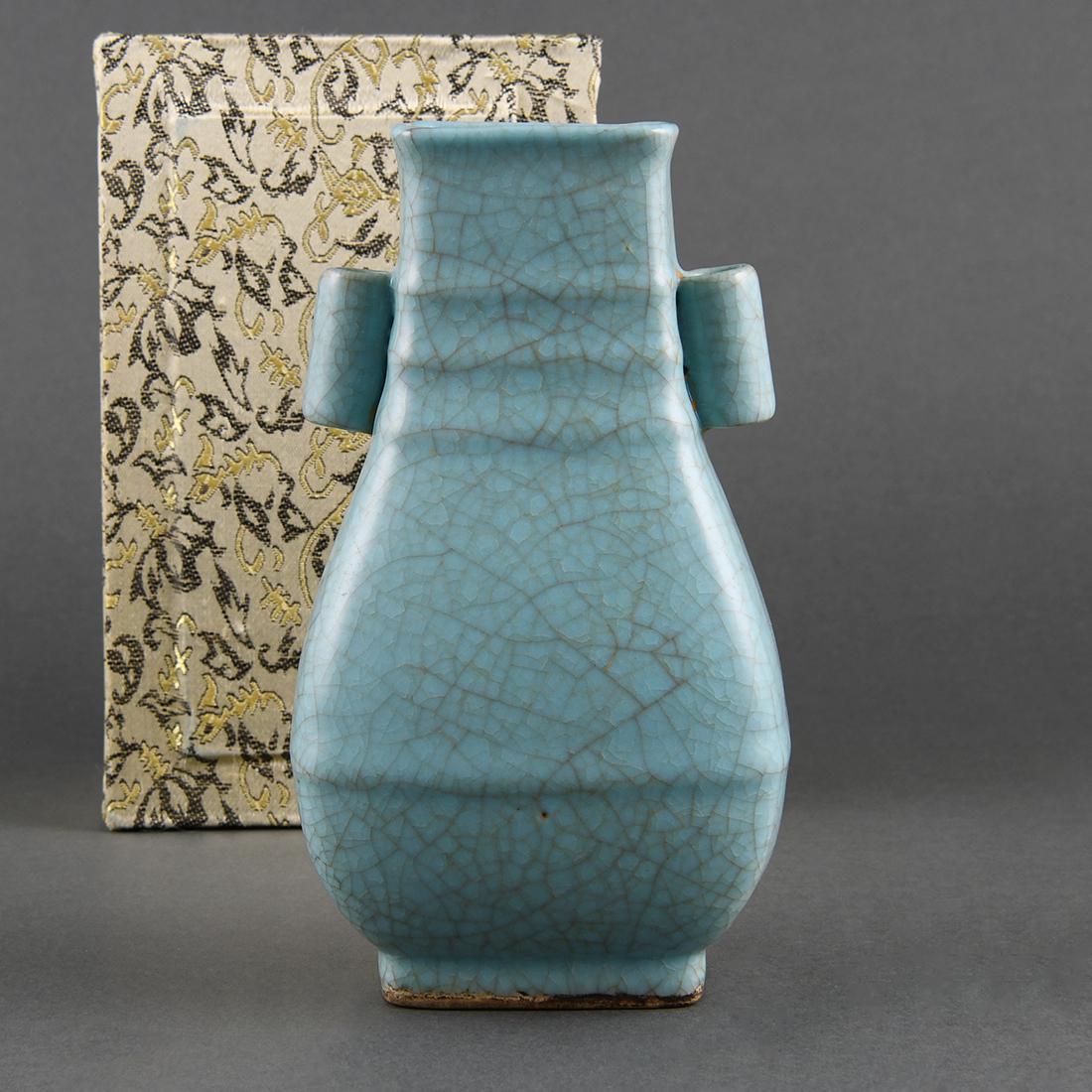 A GUAN-TYPE ARROW-HANDLED VASE, HU (1 of 10)