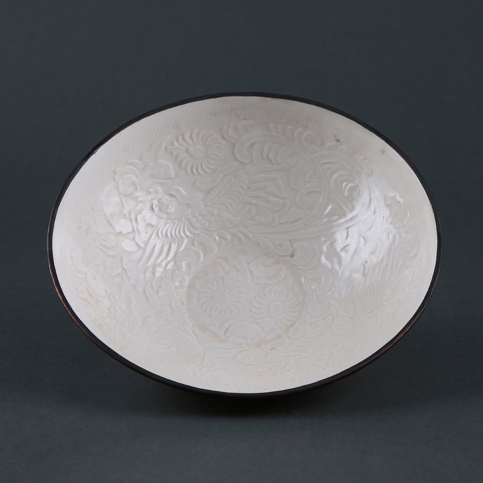 A 'DING' WHITE GLAZE 'DRAGON AND PHOENIX' BOWL (1 of 7)