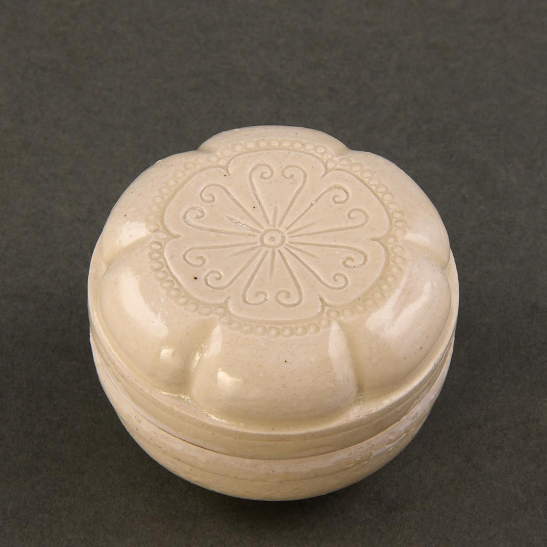 A CARVED `DING' BOX AND COVER (1 of 8)