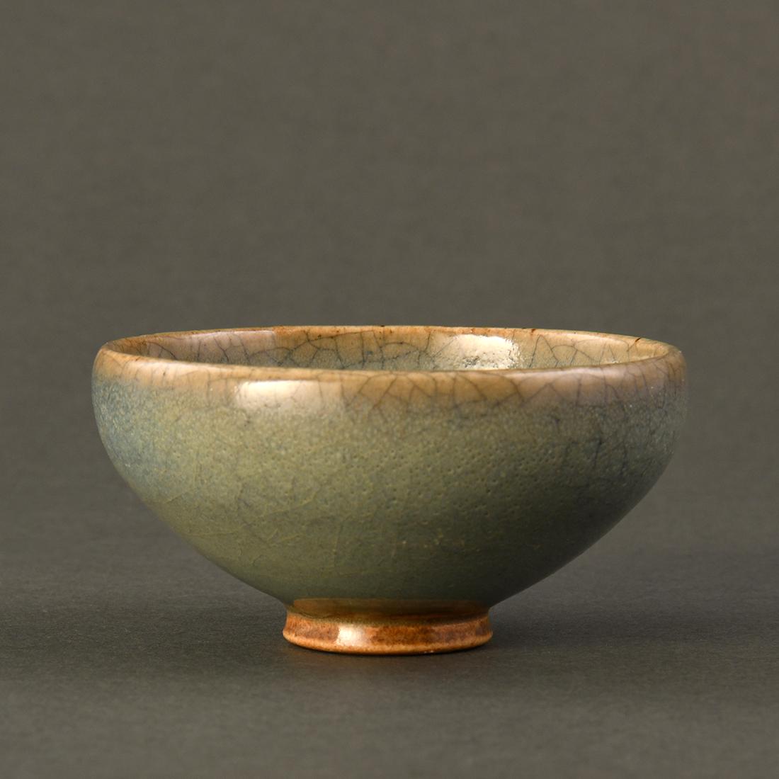 A SMALL AND RARE 'JUN' GREEN-GLAZED BOWL (1 of 9)