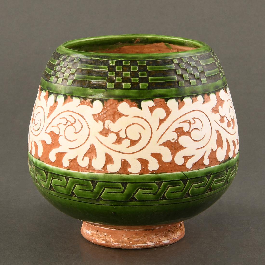 A LARGE SGRAFFIATO GREEN-GLAZED JAR (1 of 8)