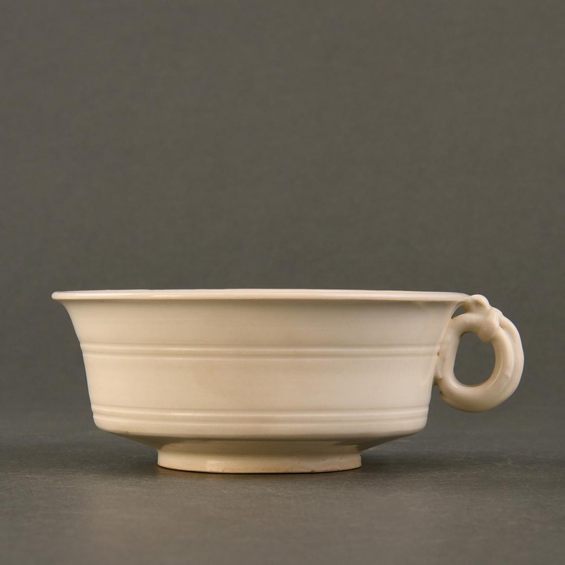 A FINE 'XING' WHITE-GLAZED HANDLED CUP (1 of 9)