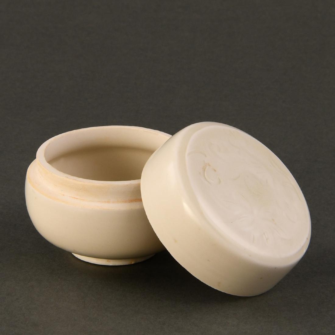 A SMALL 'DING' CARVED COSMETIC BOX AND COVER (1 of 8)